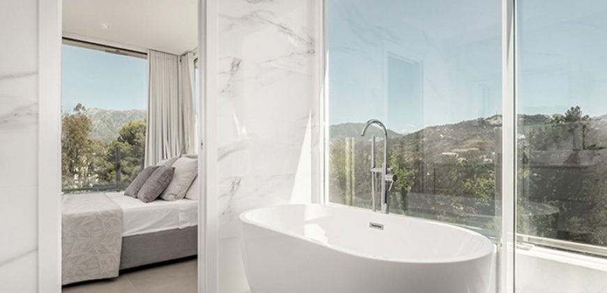 APARTMENT WITH STUNNING VIEWS IN RÍO REAL, MARBELLA
