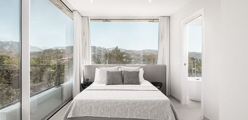 APARTMENT WITH STUNNING VIEWS IN RÍO REAL, MARBELLA