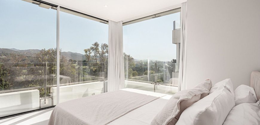 APARTMENT WITH STUNNING VIEWS IN RÍO REAL, MARBELLA