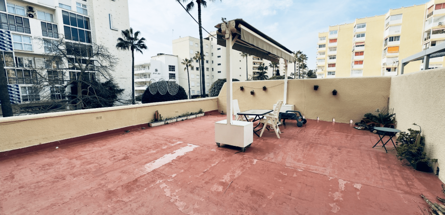 APARTAMENTO IDEAL CON GRAN POTENCIAL. SEGUNDA INEA DE PLAYA, MARBELLA CENTRO