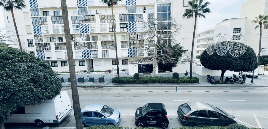 APARTAMENTO IDEAL CON GRAN POTENCIAL. SEGUNDA INEA DE PLAYA, MARBELLA CENTRO
