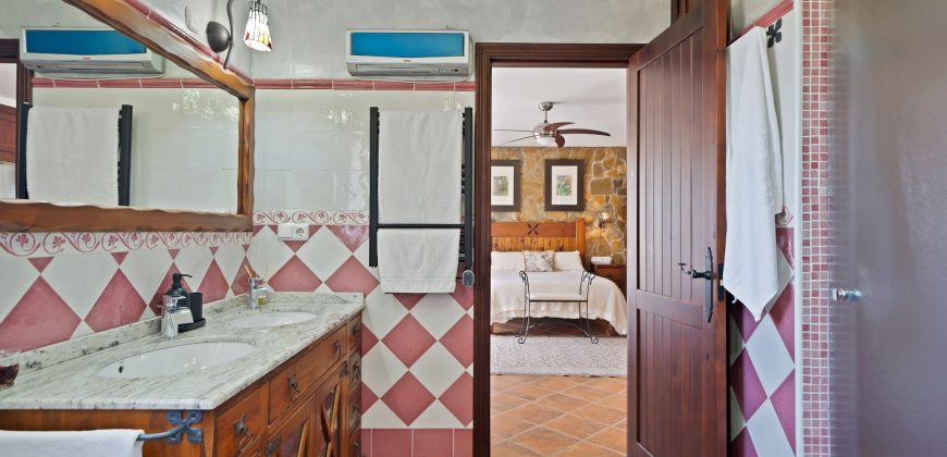 SE VENDE MAGNÍFICA VIVIENDA EN LA URBANIZACIÓN SIERRA CHICA, COÍN