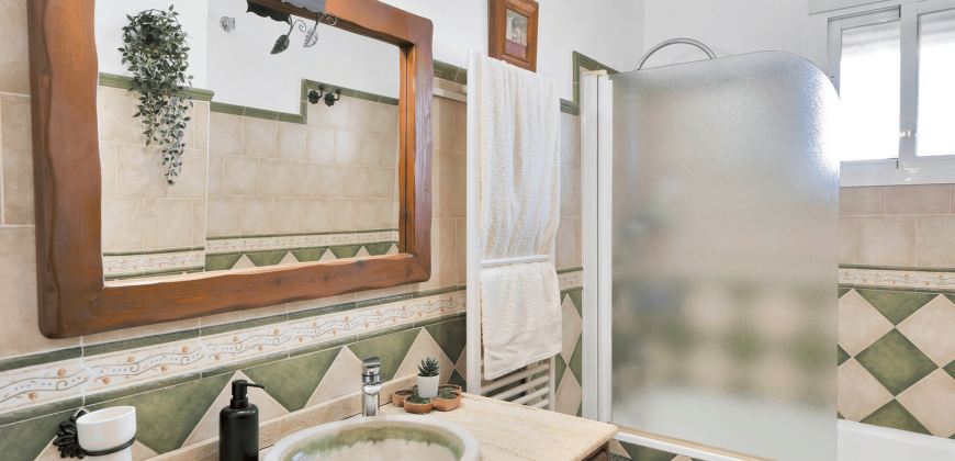 SE VENDE MAGNÍFICA VIVIENDA EN LA URBANIZACIÓN SIERRA CHICA, COÍN