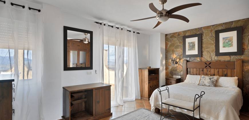 SE VENDE MAGNÍFICA VIVIENDA EN LA URBANIZACIÓN SIERRA CHICA, COÍN