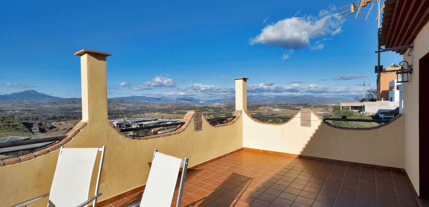 SE VENDE MAGNÍFICA VIVIENDA EN LA URBANIZACIÓN SIERRA CHICA, COÍN