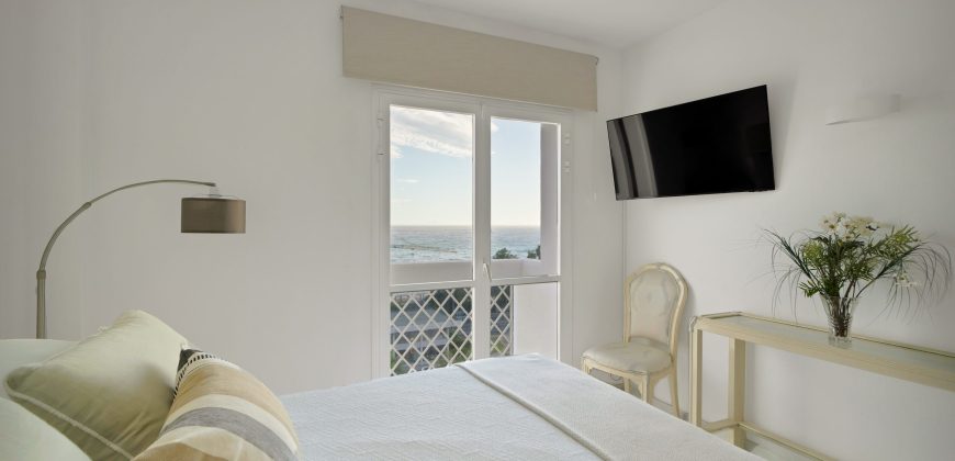 RENOVATED APARTMENT WITH OCEAN VIEWS IN TORRE REAL, MARBELLA