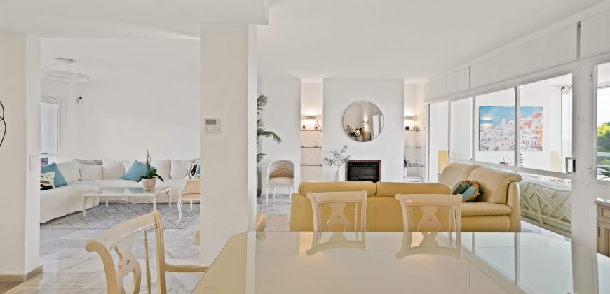 RENOVATED APARTMENT WITH OCEAN VIEWS IN TORRE REAL, MARBELLA