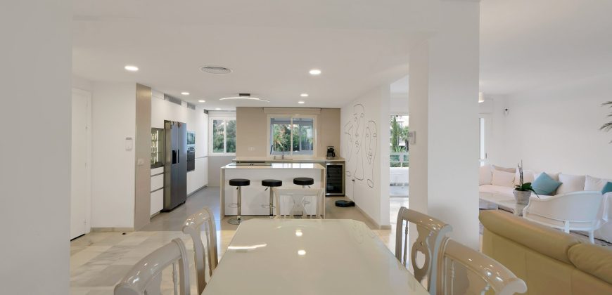 RENOVATED APARTMENT WITH OCEAN VIEWS IN TORRE REAL, MARBELLA