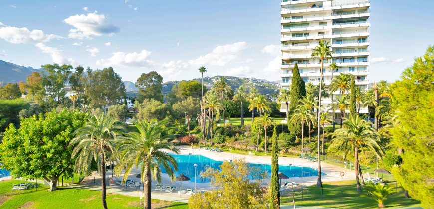 RENOVATED APARTMENT WITH OCEAN VIEWS IN TORRE REAL, MARBELLA