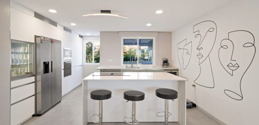 RENOVATED APARTMENT WITH OCEAN VIEWS IN TORRE REAL, MARBELLA