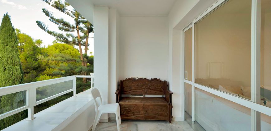 RENOVATED APARTMENT WITH OCEAN VIEWS IN TORRE REAL, MARBELLA