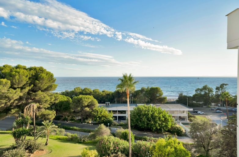 RENOVATED APARTMENT WITH OCEAN VIEWS IN TORRE REAL, MARBELLA
