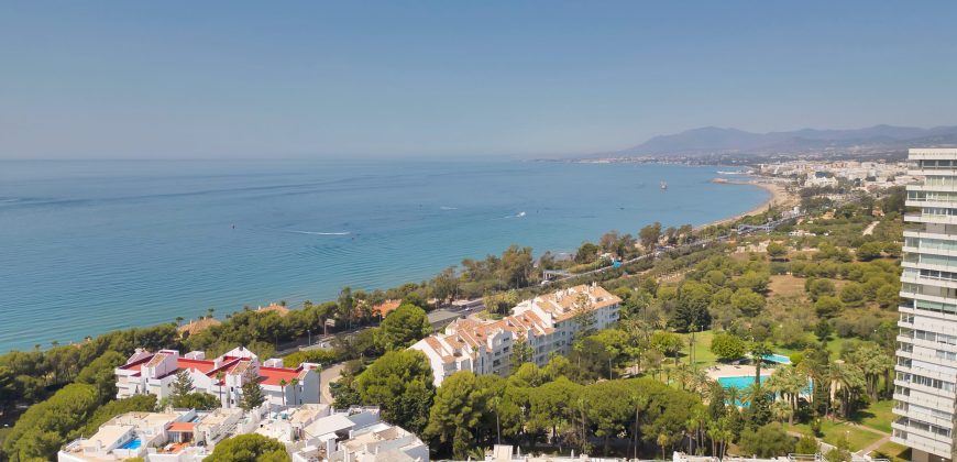 RENOVATED APARTMENT WITH OCEAN VIEWS IN TORRE REAL, MARBELLA